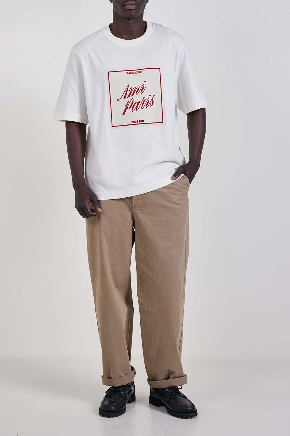 תמונת כל הלוק של חולצת טי